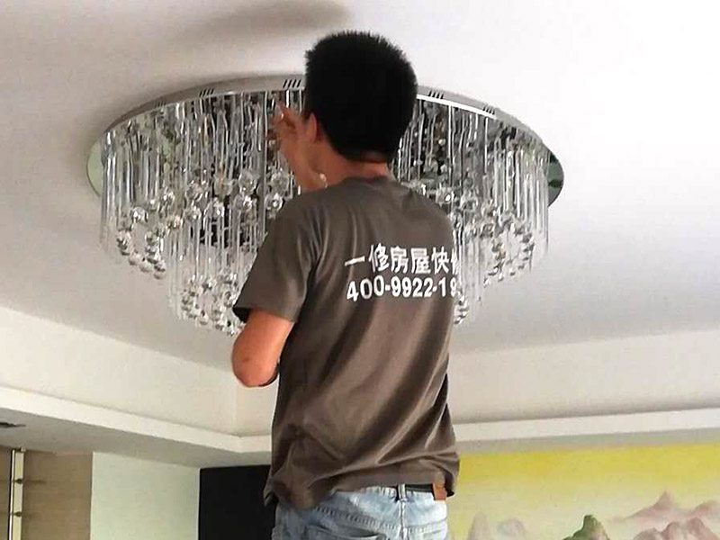 水晶吸頂燈裝修：1、安裝水晶吸頂燈的房間天花上確定安裝位置，并且預埋上螺栓，或用膨脹螺栓、尼龍塞或塑料塞固定，一般都采用膨脹螺栓; 2、當采用膨脹螺栓固定時，應按產品的技術要求選擇螺栓規格，其鉆孔直徑和埋設深度要與螺栓規格相符; 3、水晶吸頂燈安裝前檢查引向每個燈飾的導線線芯的截面，銅芯軟線不小于0.4mm2，銅芯不小于0.5mm2，否則引線必須更換;導線與燈頭的連接、燈頭間并聯導線的連接要牢固，電氣接觸應良好，以免由于接觸不良，出現導線與接線端之間產生火花，而發生危險; 4、將水晶吸頂燈固定在預埋的膨脹螺栓上，且每個燈飾用于固定的螺栓或螺釘不應少于2個; 5、連接水晶吸頂燈電線，使其通電，并檢查水晶吸頂燈是否固定牢固。 6、檢查電路連接是否正常。