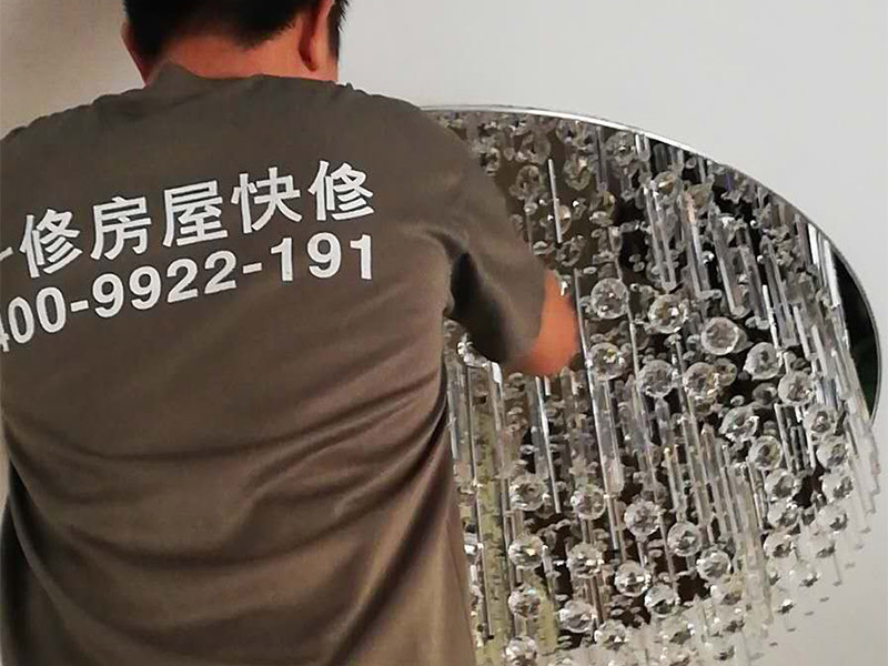 水晶吸頂燈裝修：1、安裝水晶吸頂燈的房間天花上確定安裝位置，并且預埋上螺栓，或用膨脹螺栓、尼龍塞或塑料塞固定，一般都采用膨脹螺栓; 2、當采用膨脹螺栓固定時，應按產品的技術要求選擇螺栓規格，其鉆孔直徑和埋設深度要與螺栓規格相符; 3、水晶吸頂燈安裝前檢查引向每個燈飾的導線線芯的截面，銅芯軟線不小于0.4mm2，銅芯不小于0.5mm2，否則引線必須更換;導線與燈頭的連接、燈頭間并聯導線的連接要牢固，電氣接觸應良好，以免由于接觸不良，出現導線與接線端之間產生火花，而發生危險; 4、將水晶吸頂燈固定在預埋的膨脹螺栓上，且每個燈飾用于固定的螺栓或螺釘不應少于2個; 5、連接水晶吸頂燈電線，使其通電，并檢查水晶吸頂燈是否固定牢固。 6、檢查電路連接是否正常。
