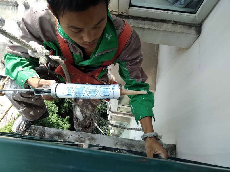窗戶打膠維修：修補(bǔ)膠是針對(duì)塑鋼在安裝，及運(yùn)輸過程中出現(xiàn)的細(xì)小及明顯的裂縫用來修補(bǔ)的膠，有點(diǎn)像牙膏一樣，使用方法，將修補(bǔ)面徹底清洗干凈，干燥，用美工刀片順著裂縫刮出1-2mm的倒角口，再將膠刮入裂縫中，用刀片修平，待到膠體7分干的時(shí)候再用刀片將裂縫周圍多余的膠修去，如果感覺效果還是不好的話，等到膠體完全干透以后用1500號(hào)以上的水砂紙蘸水輕輕打磨即可。
師傅有專門打膠的工具，打膠完成后要用手抹平！像劑牙膏一樣將修補(bǔ)膠涂在需修正的地方，等干后用鏟鏟平，再用細(xì)紗紙磨平。擠出來直接涂在裂縫上抹平。