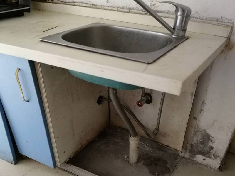 水槽管道維修：1.水槽出水口漏水
如果水槽漏水原因是水槽出水口漏水，一般來講，應該是水槽內的軸心墊片損壞了，只要將軸心墊更換一個就可以了。用鉗子將壓蓋拴進行旋轉，轉松后取下，用夾子將磨碎的軸心墊片取出換上新的即可。
2.水槽和臺面間的銜接松動，積水溺到臺面，并漏到櫥柜里
買好玻璃膠條，并將玻璃膠密封于水槽和臺面間的銜接處。
3.水槽下水管漏水
無論是上面的接口漏水，還是水槽下水管與地下的下水管間漏水，問題均出在橡膠墊上，橡膠墊老化或是開裂，都會出現漏水，這時只需把這個橡膠墊拆開并更換一個便可。
4.水槽本身漏水
用防水膩子涂抹水槽漏水處。
5.水槽零件壞或松動
先仔細檢查角閥、螺絲和膠墊等位置，看是不是因使用太久，出現腐蝕和老化問題，若是如此，建議重新更換一個。
6.水槽栓下面縫隙漏水
水槽栓下面縫隙漏水的因為可能是壓蓋內三角密封墊磨損導致的。這時，只要用工具將龍頭的螺絲旋轉，轉松后取下螺絲和拴頭，將壓蓋弄松取下，接著將壓蓋內的三角密封墊取出，換上一個新的三角密封墊就可以了。