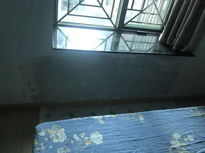 墻面局部補膩子：1、墻面基本干燥，基層含水率不得大于10%。   2、抹灰作業已全部完成，過墻管道、洞口、陰陽角處理完畢，為確保墻面干燥，各種穿墻孔應提前抹灰找平。  3、門、窗、玻璃要提前安裝完畢。 4、地面施工及管道安裝完畢。   5、將墻體空鼓、裂縫修補到位后，再進行膩子施工。裂縫處理方法，用抗裂砂漿將寬100mm的無紡布粘貼在裂縫上，每邊搭接50mm，外面抹抗裂砂漿。  刮膩子時不要污染地面，門窗、玻璃等以完成的分部分項工程。刮膩子完成后要妥善保護，不得磕碰污染墻面。 