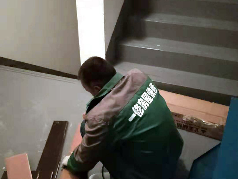 地板切割預鋪：地面全部掃干凈后，鋪上一層薄薄的塑料膜，要全部鋪滿，接頭的地方要連接好，以隔開地板和地面。鋪好塑料膜后，再在上面鋪上地板專用的地膜，鋪好地膜后，地板安裝師傅將很多地板從箱子里拿出來，全部攤放在地上，挑選色差，色差大的放在床、衣柜下面，色差均勻小的鋪在明顯的地方。開始正式安裝地板，安裝師傅將地板逐個裁剪，然后按以下圖的方式安裝，地板與地板之間只要用錘子錘緊就是。
