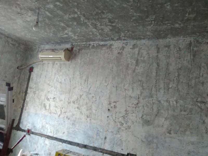 墻面刮膩子維修：1、對不同墻面的基層處理有不同的施工要求，例如現澆的混凝土的墻面常常會出現一些氣孔與鼓起的現象，所以要將墻面先修護平整，磨平凸起處，填補凹陷處。如果是預制混凝土墻面，其表層會有一些砂礫與疙瘩的現象，所以就需要專業的施工人員使用鋼絲刷把墻面整體的刷一遍，除這些雜物。 2、墻面經過基層處理之后，墻面還是會有一些凹陷，所以就需要用到石膏膩子來補平凹陷處。注意石膏膩子在調制時，石膏、乳液還有纖維素水溶液之間的重量比約是100：5：60，調好后將石膏膩子壓實凹陷處，橫抹豎起的批刮一遍，確保墻面的平整。 3、為了把混凝土墻面上的油污清理干凈，所以需要對墻面涂刷火堿水溶液，但是需要注意涂刷時，要邊涂刷邊用清水對墻面進行清洗。如果火堿水溶液的濃度是5%，那么墻面就需要涂刷兩遍，而10%濃度的溶液，涂刷一遍就即可。 4、在刮膩子之前，墻面還需要噴刷一遍粘結劑才能進行刮膩子。需采用鋼片刮板來對墻面上下左右接錯的批刮，在刮膩子過程中一定要避免留下浮膩子以及刮痕，還要防止膩子上沾上灰塵、砂礫等雜物。 5、打磨修補批刮完第一遍膩子之后，先檢查墻面之前修補過的位置的問題是否仍然存在。沒有問題的話，待膩子完全干透之后，再用細砂紙把墻面整體的打磨一遍，再對墻面進行清理。但墻面的這些地方如果仍然存在著凹陷的現象，就要用膩子再一次進行修補找平了。 6、墻面批刮膩子通常都需要刮兩到三次，而且必須要等到前一遍膩子完全干透之后，才能再進行后一遍的膩子。