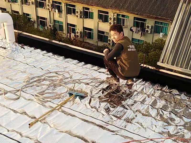 屋頂防水案例：1．在干燥基面上施工防水涂料前應先濕潤基面至無明水為準，若基面潮濕但無明水可直接施工。 2．按配比先將防水漿料乳液倒入拌料桶中，然后再將粉料倒入，充分攪拌至均勻、無料粒糊狀，靜置十分鐘后再攪拌一下，效果更佳。 3．用毛刷或滾刷直接將膠漿涂刷在基面上，待第一層完全干透后（約2小時或手擦不粘為準），再涂刷第二遍，兩遍的涂刷方向應交錯。 4．在操作進程中應保持間斷性攪拌以防止膠漿沉淀。 5．待防水層完全干固后，方可在其上面做砂漿保護層或其它覆蓋層。