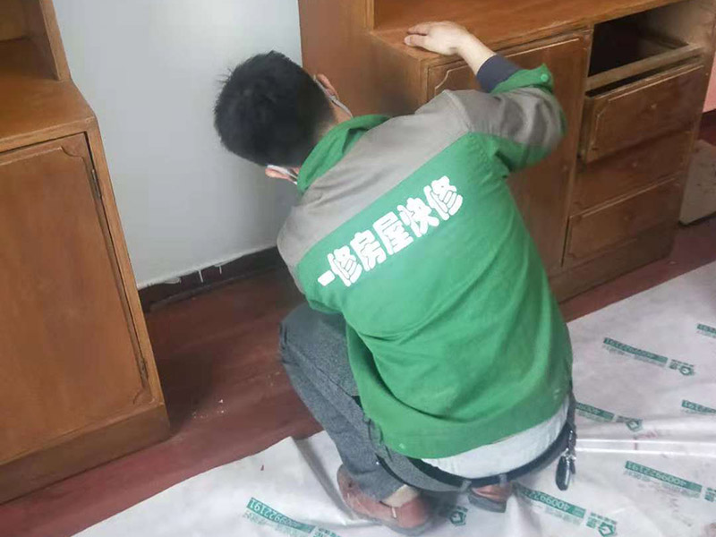 首先要明白，并不是所有舊家具都適合刷漆翻新的，有些板式家具的表面往往黏合著一層三聚氰胺板，很難剝離，在板材表面刷漆的附著力也較差，很難達(dá)到預(yù)期效果。相比之下，實(shí)木類家具更適合刷漆翻新。