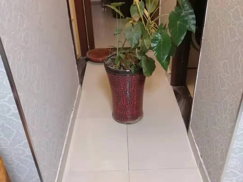 地面瓷磚拆除更換：拆除瓷磚時要用電，而電是從客廳臨時拉的，為了避免在施工過程中發生觸電的現象，將電拉進衛生間內。其次，舊房改造拆除瓷磚時可以用沖擊電鉆，這種工具方便快捷，可自由更換。但在使用前應檢查其是否靈活，可以通過空轉一分鐘的方法進行檢驗。用完之后及時進行清理。，梯子也是必不可少的工具之一，它可以幫助工人拆掉處于高處的瓷磚，還可以架起臨時插座。拆磚應從下至上進行，在施工過程中對地面及時進行處理，以免因垃圾過多從而影響后面的工作。同時要處理好房內的防水層。拆除插座與水龍頭附近的瓷磚時應小心，以免損壞水電設備。