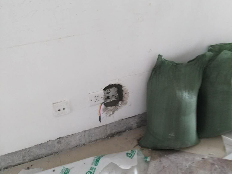 水電改造維修：按走向進行墻面或地面開槽，開槽過程中，不允許出現墻面橫向開槽大于30cm的現象，因為橫向開槽將破壞整樓的承重，使得抗震能力降低而且墻面容易開裂。如果是保溫墻的話，開很長的橫槽有可能會導致開槽上部的保溫層整體脫落。墻面開槽一般都應該是豎向垂直開槽。埋入管線(包括布線和接好管道)和暗盒，電路施工時先安裝管路，然后再穿導線，這樣可以避免將來換線出現導線無法抽動的現象。穿管不能使用軟管，防止出現死角。同時電路接頭不要裸露在外面，應該安裝在線盒內，分線盒之間不允許有接頭。檢測電路，對水路進行試壓，驗收檢查合格后要注意保存好電路施工圖紙，圖紙要與實際相一致，同時圖紙上要標明導線規格及開關、插座位置。