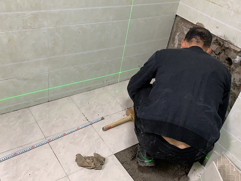 地面貼磚裝修：貼瓷磚有基層處理、彈線控制、排磚、勾縫、擦縫、養(yǎng)護這些步驟。在做基層處理的時候，必須將上面的浮土等雜物全部清理干凈，否則會影響瓷磚粘結(jié)效果。而當(dāng)瓷磚全部鋪貼完成二十四小時之后，還需對其進行灑水養(yǎng)護，并且養(yǎng)護時間不能低于一周。