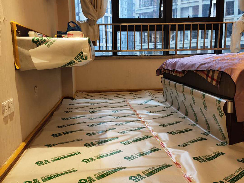 房屋地面家具保護：入戶門的保護入戶門是各種裝修物料進場以及各種建筑裝修垃圾清理的必經之路,這些物品在搬運的過程中,與入戶門發生磕碰、摩擦的機率大大增加,所以,第一個需要做好成品保護的地方就是入戶門?？梢允褂贸善繁Ｗo膜將門包裹，地面鋪地面保護膜。