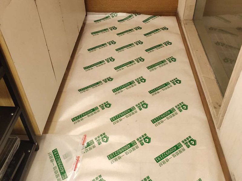 房屋地面家具保護：入戶門的保護入戶門是各種裝修物料進場以及各種建筑裝修垃圾清理的必經之路,這些物品在搬運的過程中,與入戶門發生磕碰、摩擦的機率大大增加,所以,第一個需要做好成品保護的地方就是入戶門?？梢允褂贸善繁Ｗo膜將門包裹，地面鋪地面保護膜。