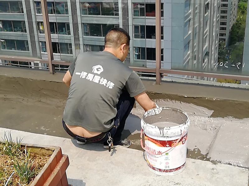 露臺防水維修：室外防水,基本上都是采用卷材粘貼的方式來做的。個人建議大家就選擇改良SBS防水卷材來做露臺的防水。這種也是最常用,價格也是很便宜的一種防水方式,做好了效果也是非常的好。 1、選擇防水涂料：暴露于自然的防水層的陽臺，暴露在溫暖的陽光，雨雪，嚴寒和熱溫度折磨，沒有優(yōu)異的性能和良好的保護措施，陣風侵蝕，難以實現所需的阻力。 2、選擇柔軟排排出：在大雨和臺風，降雨量超過排水地漏的容量更大，有可能是陽臺地面形成水。 3、地形必須設計有坡度：未密封的陽臺會在大雨的情況下淹沒房間。為了防止雨水進入房間，在翻新地板時應考慮水平傾斜，以確保水可以流入排水井而不能流入房間。露臺防水露臺防水 陽臺地板必須——6030毫米內部的地板的下方，朝向的排水和水保持在邊緣的外邊緣中的雨水管，以排出水的方向上的緩坡。
