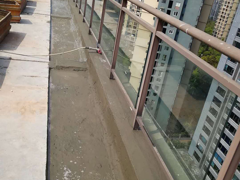 露臺防水維修：室外防水,基本上都是采用卷材粘貼的方式來做的。個人建議大家就選擇改良SBS防水卷材來做露臺的防水。這種也是最常用,價格也是很便宜的一種防水方式,做好了效果也是非常的好。 1、選擇防水涂料：暴露于自然的防水層的陽臺，暴露在溫暖的陽光，雨雪，嚴寒和熱溫度折磨，沒有優(yōu)異的性能和良好的保護措施，陣風侵蝕，難以實現所需的阻力。 2、選擇柔軟排排出：在大雨和臺風，降雨量超過排水地漏的容量更大，有可能是陽臺地面形成水。 3、地形必須設計有坡度：未密封的陽臺會在大雨的情況下淹沒房間。為了防止雨水進入房間，在翻新地板時應考慮水平傾斜，以確保水可以流入排水井而不能流入房間。露臺防水露臺防水 陽臺地板必須——6030毫米內部的地板的下方，朝向的排水和水保持在邊緣的外邊緣中的雨水管，以排出水的方向上的緩坡。