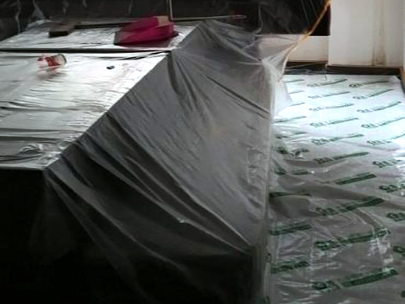 地面家具保護(hù)：地面有瓷磚或是地板的話，很可能改造的時(shí)候?qū)λ麄冇袀Φ模栽谂f房改造中一定要對(duì)地面進(jìn)行保護(hù)，可以在地面鋪上厚厚的廢紙箱，紙箱下面墊些軟的東西，防止刮花地板。再叫施工師傅用鉆子鑿，別用大鐵錘直接砸。直接砸碎磚會(huì)亂飛。
