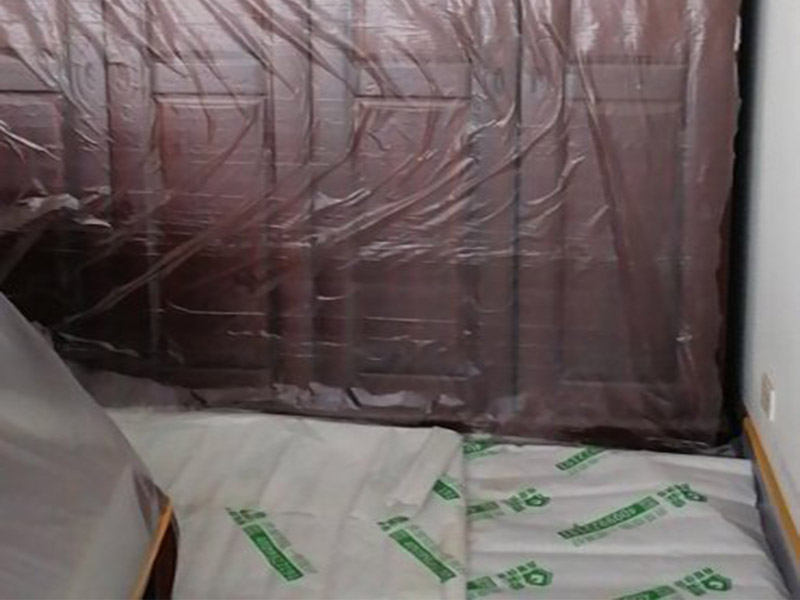 地面家具保護(hù)：地面有瓷磚或是地板的話，很可能改造的時(shí)候?qū)λ麄冇袀Φ模栽谂f房改造中一定要對(duì)地面進(jìn)行保護(hù)，可以在地面鋪上厚厚的廢紙箱，紙箱下面墊些軟的東西，防止刮花地板。再叫施工師傅用鉆子鑿，別用大鐵錘直接砸。直接砸碎磚會(huì)亂飛。