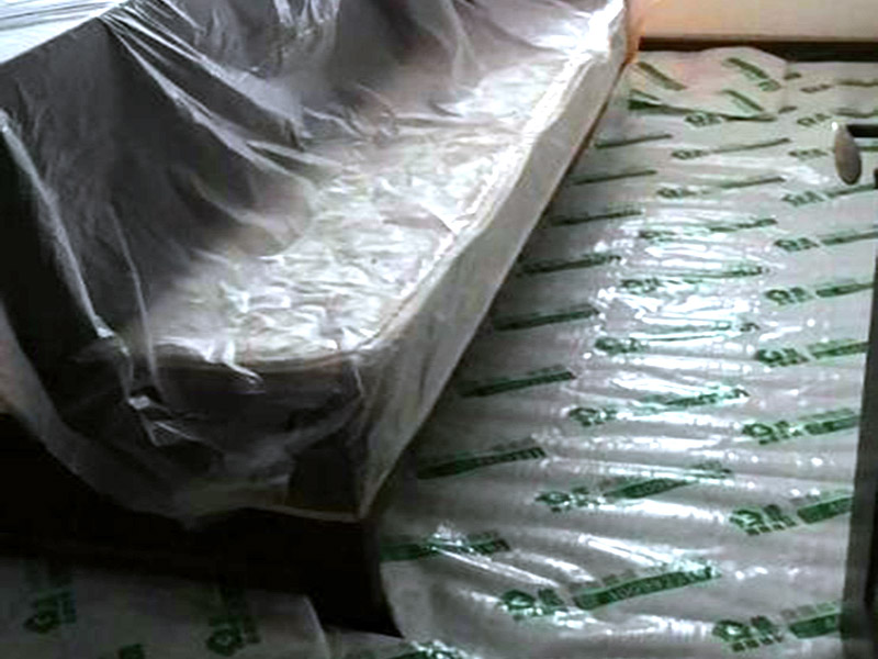 地面家具保護(hù)：地面有瓷磚或是地板的話，很可能改造的時(shí)候?qū)λ麄冇袀Φ模栽谂f房改造中一定要對(duì)地面進(jìn)行保護(hù)，可以在地面鋪上厚厚的廢紙箱，紙箱下面墊些軟的東西，防止刮花地板。再叫施工師傅用鉆子鑿，別用大鐵錘直接砸。直接砸碎磚會(huì)亂飛。