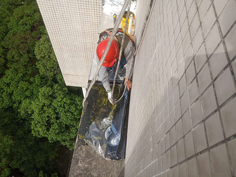 外墻露臺防水：1、找到本來的防水層，由于防水層不是顯露的，是在面層下部，有必要將面層進行悉數根除，找到本來的防水層。 2、將原防水層根除以后，找平，將本來下部保溫層里存的水進行排干，設一些排氣孔做排氣辦法，將保溫層里的水分排干。 3、如果在康復美化的情況下，咱們需求做的防水層有必要是阻根防水層，阻根防水層有改性瀝青卷材阻根防水層、還有高分子卷材阻根防水層。 4、做完防水層以后，必定要做找坡處理，不要形成屋面部分存水，通常設置水泥砂漿找平找坡，找坡的斜度不小于3％。