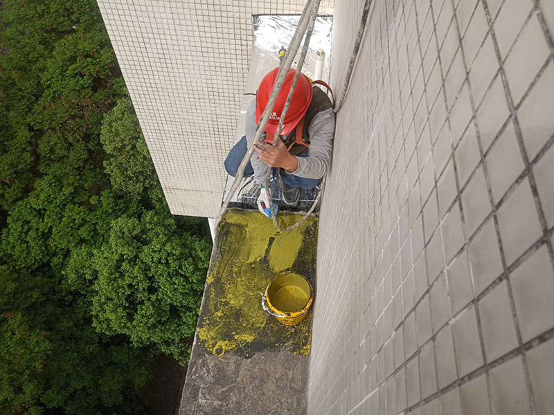 外墻露臺防水：1、找到本來的防水層，由于防水層不是顯露的，是在面層下部，有必要將面層進行悉數根除，找到本來的防水層。 2、將原防水層根除以后，找平，將本來下部保溫層里存的水進行排干，設一些排氣孔做排氣辦法，將保溫層里的水分排干。 3、如果在康復美化的情況下，咱們需求做的防水層有必要是阻根防水層，阻根防水層有改性瀝青卷材阻根防水層、還有高分子卷材阻根防水層。 4、做完防水層以后，必定要做找坡處理，不要形成屋面部分存水，通常設置水泥砂漿找平找坡，找坡的斜度不小于3％。