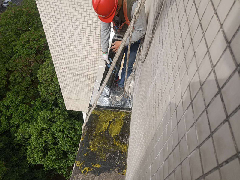 外墻露臺防水：1、找到本來的防水層，由于防水層不是顯露的，是在面層下部，有必要將面層進行悉數根除，找到本來的防水層。 2、將原防水層根除以后，找平，將本來下部保溫層里存的水進行排干，設一些排氣孔做排氣辦法，將保溫層里的水分排干。 3、如果在康復美化的情況下，咱們需求做的防水層有必要是阻根防水層，阻根防水層有改性瀝青卷材阻根防水層、還有高分子卷材阻根防水層。 4、做完防水層以后，必定要做找坡處理，不要形成屋面部分存水，通常設置水泥砂漿找平找坡，找坡的斜度不小于3％。