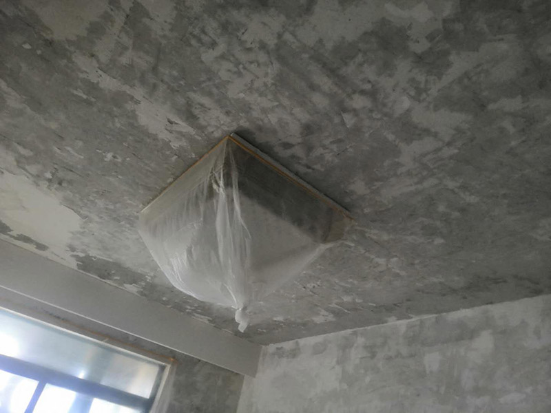 全屋墻面鏟除翻新：舊墻面在翻新前一定要做墻面基底處理，粉化嚴重的要全部鏟除，鏟除后抹上一層白水泥，原來墻面過于光滑、刷過油漆的鏟除后還要做打磨處理，把粘結(jié)不牢的表皮去掉，便于新涂料和墻體粘結(jié)。墻面底漆的作用是抗堿防潮、封固基材、保護面漆，提高面漆的質(zhì)感和遮蓋力，對于老房翻新，墻面一定要做底漆，如果沒有刷底漆就直接上面漆的話，時間一長墻面容易起泡、發(fā)霉，太陽照曬時間長了也容易變色。已經(jīng)上好面漆的墻面要修補會比較麻煩，容易產(chǎn)生色差，材料的使用時間不同，質(zhì)量也難以保證，很難達到理想效果。 所以墻面的修補最好是整塊墻面，或是盡可能地選擇較大面積進行修補，這樣可以盡量避免產(chǎn)生色差，修補后的質(zhì)量也更好。