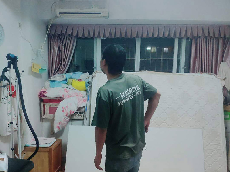 置物架安裝：測量拉線就是需要對安裝的高度、置物架的鉆孔位置進行測量匹配。選定安裝位置后，用鉛筆做上記號；拉線做好標記后，在安裝前用尺子檢查一下該平直的線是否平直;用沖擊鉆在標記號的孔位鉆孔，孔的大小要略大于用于固定的螺栓的直徑。墻體是整個居室的支撐結構，涉及到在墻面安裝，即使是很小的墻上置物架，也要考慮墻體條件。