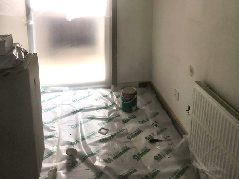 墻面乳膠漆翻新：如果原墻是乳膠漆，且基礎強度較好，經簡單打毛修補后可以直接刷漆，但要注意不要破壞原墻漆膜的完整性，也不要用比原墻乳膠漆附著力好太多的乳膠漆，否則容易起皮脫落；如果原墻是刮瓷，則必須產掉重做，其實在這方面只要掌握一個原則，即同等性質才能翻新，否則就必須重來。 如果原墻面的漆已經不好了的話，再刷上乳膠漆會把以前的乳膠漆泡下來，可以選鮮呼吸SBS強力膠、鮮呼吸卓越型白膠，再刮一遍膩子打磨后再刷乳膠漆。另外，如果經濟條件允許，而你對原墻質量又不滿意的話，建議最好重做。因為墻面的處理是整個裝修過程中最骯臟的部分，千萬不要圖省事，否則以后會很麻煩。