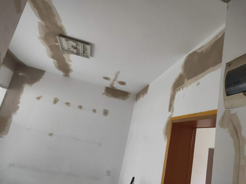 全屋墻面改造:通常要鏟除舊房子的原漆面，先用水噴濕其表層，再用電刨機或泥刀鏟除其表層漆面，表面已有嚴重漆面脫落，批燙層呈粉沙化的，應鏟除漆層和整個批燙，直至見到水泥批燙或磚層；然后用膩子找平，打磨平整光滑，再刷乳膠漆。用石膏線在上部與頂面交接處做陰角，用踢腳線在下部與地面交接處收口。進行墻面平整處理后，墻面涂刷底漆的作用是抗堿防潮、封固基材、保護面漆，提高面漆的質感和遮蓋力。