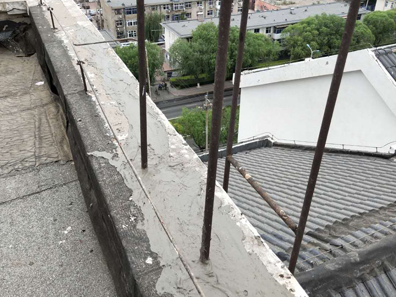 屋頂管道防水維修：1.清洗原地面,待干;2.做防水層。用材不是重要的,市面上的正品材料都是好的,關鍵是做工,邊邊角角、凹凹凸凸、細縫小孔等一點都不能馬虎。若是液體材料,至少做三遍;3.封水泥沙漿,約5cm厚,保護防水層。