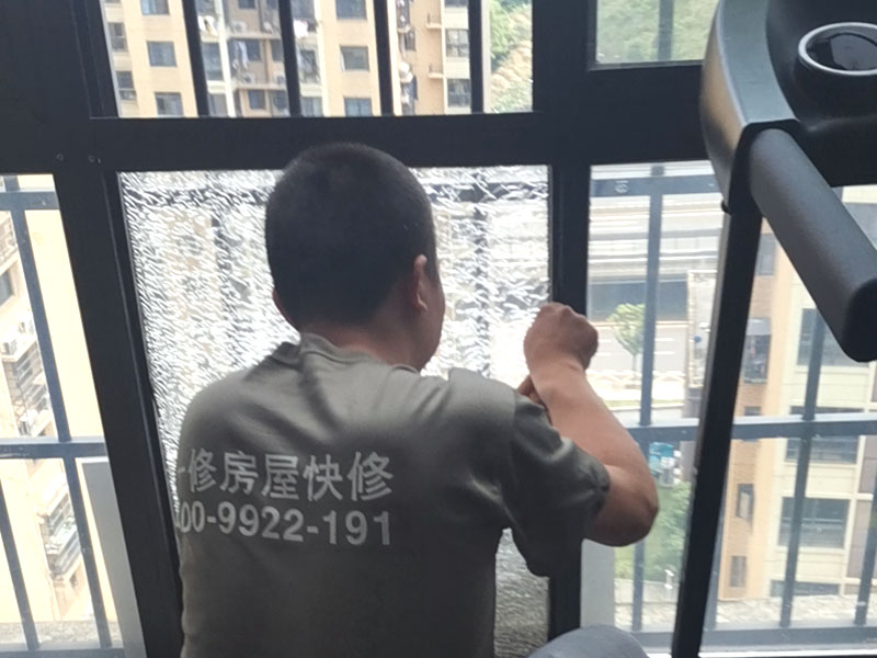 鋼化玻璃更換：鋼化玻璃門若是不符合安裝尺寸，再返工就非常麻煩，因此在開始測量的時候就要做到準確。用玻璃吸盤先把玻璃板西經，玻璃就位。將玻璃板上部插入門框里的限位槽，再把玻璃板的下部安放于底托飾面的對口縫內。玻璃板固定好厚，在頂部的限位槽與底托的固定處，和玻璃板與框柱的對縫位置等注膠封口。門扇高度確定以后，在玻璃板與進出橫檔內的兩側空隙處，同時通過兩邊插入小木條，輕敲穩實，在小木條、門扇玻璃與橫檔之間形成的縫隙里注入玻璃膠，再用以上方法處理殘跡。