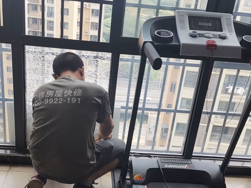 鋼化玻璃更換：鋼化玻璃門若是不符合安裝尺寸，再返工就非常麻煩，因此在開始測量的時候就要做到準確。用玻璃吸盤先把玻璃板西經，玻璃就位。將玻璃板上部插入門框里的限位槽，再把玻璃板的下部安放于底托飾面的對口縫內。玻璃板固定好厚，在頂部的限位槽與底托的固定處，和玻璃板與框柱的對縫位置等注膠封口。門扇高度確定以后，在玻璃板與進出橫檔內的兩側空隙處，同時通過兩邊插入小木條，輕敲穩實，在小木條、門扇玻璃與橫檔之間形成的縫隙里注入玻璃膠，再用以上方法處理殘跡。