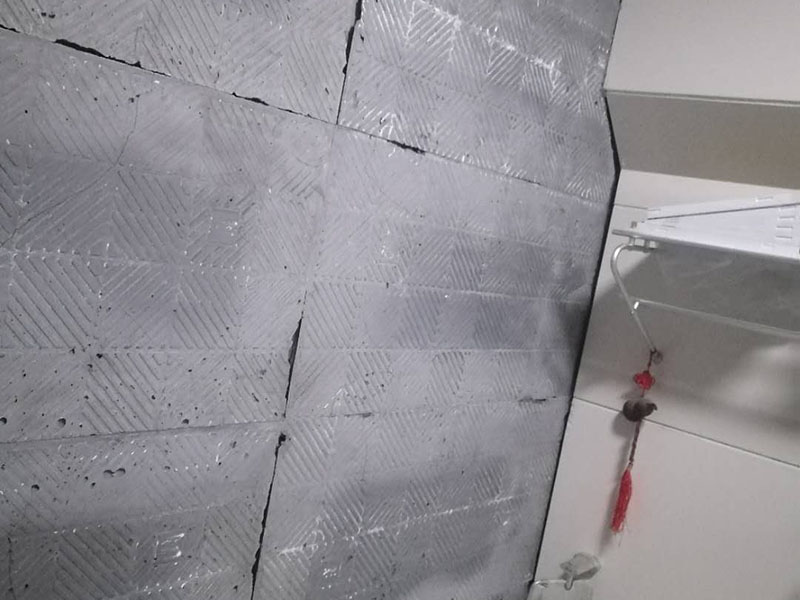 墻面瓷磚脫落：瓷磚破了很多的小洞,建議您直接用水泥粘上一些互補或同色的馬賽克瓷磚做點綴!我給您說說地磚如何清潔和保養吧。1、瓷磚日常清洗可選用洗潔精、肥皂等進行清洗;2、用肥皂加少許氨水與松節油的混合液,清洗瓷磚可使瓷磚更有光潔;3、生活中,如有茶水或其它日常生活用品附著在瓷磚上面應及時擦洗干凈,必要時應用相應清潔用品清洗。4、拋光磚應定期對其打蠟處理,時間處理為2―3個月為宜;磚面如出現劃痕,可在劃痕處涂抹牙膏。用干布擦拭可修復。磚與磚縫隙處可不定期用去污膏去污垢,再在縫隙刷一層防水劑可防霉菌生長。5、另外房間內可以買些吸塵的植物回來擺放,這樣可以減少室內的灰塵污染。6、的給室內各個部分的裝飾、柜子、墻面、天花吊頂、裝飾品等進行清潔,濕抹布抹就可以了。7、養成良好的生活習慣會減少室內灰塵的污染。