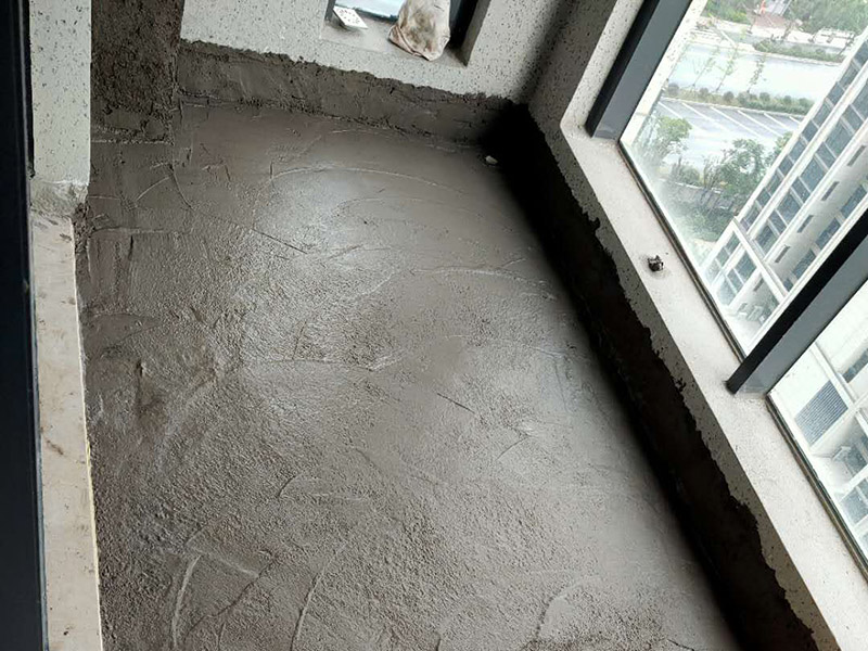 陽臺做防水：陽臺防水涂料的涂刷高度至少需要在30cm以上，如果是放置洗衣機(jī)的區(qū)域，需要將防水涂料涂抹得更高些。如果你家的陽臺屬于外露陽臺，為了加強(qiáng)防水效果，最好做得高些，同時(shí)防水涂料的厚度需要在1.5mm以上。在暴雨天氣下，如果雨量大于地漏的排水能力時(shí)，就會在陽臺地面出現(xiàn)大量積水，容易導(dǎo)致積水進(jìn)入室內(nèi)，因此我們在選購陽臺地漏的時(shí)，最好選擇排水量大且順暢的地漏。 陽臺的防水層都在外層，需要受到陽光暴曬、雨水侵蝕、嚴(yán)寒酷暑等自然天氣的考驗(yàn)，如果沒有出色的性能和良好的保護(hù)措施，他的使用年限會大大縮短。因此，我們在選購防水材料時(shí)，需要選擇強(qiáng)度高、耐老化的防水涂料。