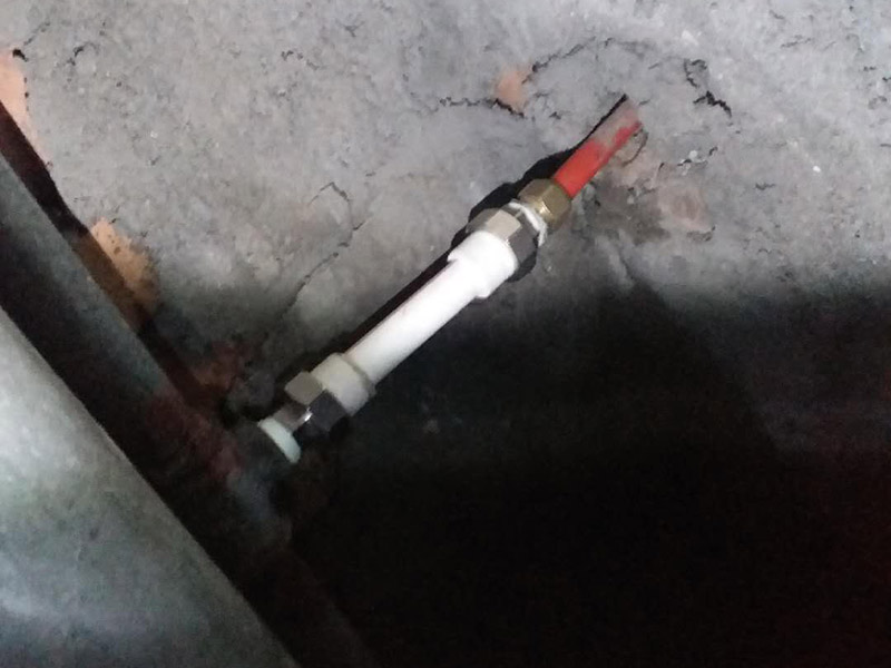 水管漏水維修更換：首先發現家里出現墻體里水管漏水的情況，第一時間是找到家里進水的閥門，將閥門關閉斷開供水源頭，以防繼續漏水。然后水管漏水怎么辦？下一步自然是要檢查暗水管漏水的漏水點在哪里。 暗水管漏水要找到漏水點并不是一件容易的事。由于是墻體里水管漏水，有時候墻面基層或者貼有瓷磚的墻面防水性較好，暗水管漏水可能會隨著管壁洇到其他地方，所以有時候我們看到的墻面被浸濕的地方，并不一定百分之百就是暗水管漏水的地方。安裝前要對水管及其各種配件進行檢查，看是否有破損、滲漏等問題，水管及配件的連接必須正確牢固，接好后進行測試沒問題后再進行安裝。 管道安裝應到橫平豎直，鋪設牢固，PVC下水管必須膠粘嚴密，坡度符合35/1000要求;