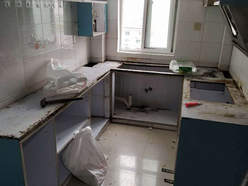 廚房裝修翻新:不同面積所用時間自然是不同的，在這段時間里，顧客還要選好裝修所用主要材料，尤其是瓷磚和櫥柜，因為櫥柜一般都是定制的，需要20-35天才能完成。專業櫥柜設計師還要根據實際情況對廚房進行設計，如確定水電路的位置，以便開工后及時進行水電改造。水電改造即開槽、布線布管、驗收等，根據工程復雜情況的不同，一般需要5~10天的時間，有時甚至更長。泥瓦工程包括廚房等防水、瓷磚鋪貼等項目。根據瓷磚鋪貼的面積大小，所需的時間也不大相同。 舊廚房它們使用都是那種單路供水，因此在對廚房進行履的時候就要多增加一個熱水管道。如果你家中的衛生間空間不大的話，那么可以在把洗衣機擺放在廚房，這個時候就要安裝一個水管，同時還要地面增加一個地面排水管。這邊提醒大家一下，它也是會受結構限制的，比如說像水路方面只能改上水，不能改下水。在施工之前，首先要做到就是規劃好管道它的長度，同時還要考慮到它貼到墻面磚后的后尺寸,特別是出墻后那個直接水龍頭的管道更加要注意。除此以外，管道的走向一定要注意避開入墻的電線管,這樣才能避免日后水管破裂帶來一些漏水影響。