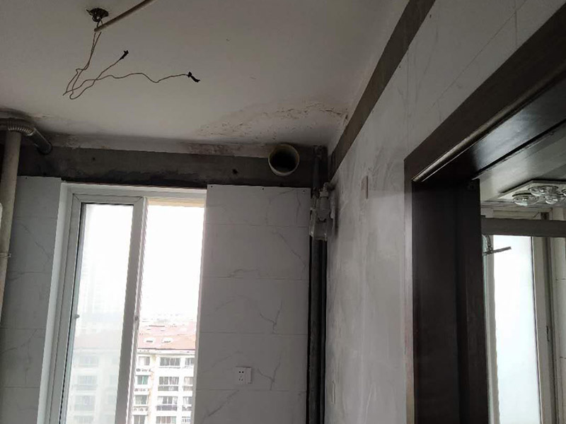 廚房裝修翻新:不同面積所用時間自然是不同的，在這段時間里，顧客還要選好裝修所用主要材料，尤其是瓷磚和櫥柜，因為櫥柜一般都是定制的，需要20-35天才能完成。專業櫥柜設計師還要根據實際情況對廚房進行設計，如確定水電路的位置，以便開工后及時進行水電改造。水電改造即開槽、布線布管、驗收等，根據工程復雜情況的不同，一般需要5~10天的時間，有時甚至更長。泥瓦工程包括廚房等防水、瓷磚鋪貼等項目。根據瓷磚鋪貼的面積大小，所需的時間也不大相同。 舊廚房它們使用都是那種單路供水，因此在對廚房進行履的時候就要多增加一個熱水管道。如果你家中的衛生間空間不大的話，那么可以在把洗衣機擺放在廚房，這個時候就要安裝一個水管，同時還要地面增加一個地面排水管。這邊提醒大家一下，它也是會受結構限制的，比如說像水路方面只能改上水，不能改下水。在施工之前，首先要做到就是規劃好管道它的長度，同時還要考慮到它貼到墻面磚后的后尺寸,特別是出墻后那個直接水龍頭的管道更加要注意。除此以外，管道的走向一定要注意避開入墻的電線管,這樣才能避免日后水管破裂帶來一些漏水影響。