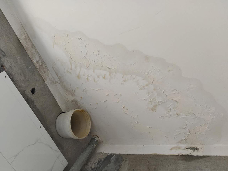 廚房裝修翻新:不同面積所用時間自然是不同的，在這段時間里，顧客還要選好裝修所用主要材料，尤其是瓷磚和櫥柜，因為櫥柜一般都是定制的，需要20-35天才能完成。專業櫥柜設計師還要根據實際情況對廚房進行設計，如確定水電路的位置，以便開工后及時進行水電改造。水電改造即開槽、布線布管、驗收等，根據工程復雜情況的不同，一般需要5~10天的時間，有時甚至更長。泥瓦工程包括廚房等防水、瓷磚鋪貼等項目。根據瓷磚鋪貼的面積大小，所需的時間也不大相同。 舊廚房它們使用都是那種單路供水，因此在對廚房進行履的時候就要多增加一個熱水管道。如果你家中的衛生間空間不大的話，那么可以在把洗衣機擺放在廚房，這個時候就要安裝一個水管，同時還要地面增加一個地面排水管。這邊提醒大家一下，它也是會受結構限制的，比如說像水路方面只能改上水，不能改下水。在施工之前，首先要做到就是規劃好管道它的長度，同時還要考慮到它貼到墻面磚后的后尺寸,特別是出墻后那個直接水龍頭的管道更加要注意。除此以外，管道的走向一定要注意避開入墻的電線管,這樣才能避免日后水管破裂帶來一些漏水影響。