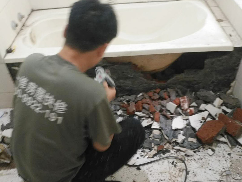 衛生間整體拆除方案：首先，拆除瓷磚時要用電，而電是從客廳臨時拉的，為了避免在施工過程中發生觸電的現象，將電拉進衛生間內。其次，舊房改造拆除瓷磚時可以用沖擊電鉆，這種工具方便快捷，可自由更換。但在使用前應檢查其是否靈活，可以通過空轉一分鐘的方法進行檢驗。用完之后及時進行清理。，梯子也是少不了的工具之一，它可以幫助工人拆掉處于高處的瓷磚，還可以架起臨時插座。拆磚應從下至上進行，在施工過程中對地面及時進行處理，以免因垃圾過多從而影響后面的工作。同時要處理好房內的防水層。拆除插座與水龍頭附近的瓷磚時應小心，以免損壞水電設備。