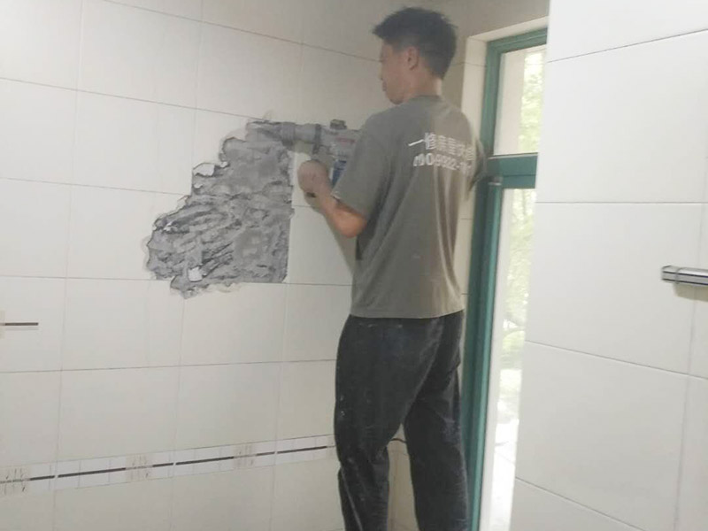 衛生間整體拆除方案：首先，拆除瓷磚時要用電，而電是從客廳臨時拉的，為了避免在施工過程中發生觸電的現象，將電拉進衛生間內。其次，舊房改造拆除瓷磚時可以用沖擊電鉆，這種工具方便快捷，可自由更換。但在使用前應檢查其是否靈活，可以通過空轉一分鐘的方法進行檢驗。用完之后及時進行清理。，梯子也是少不了的工具之一，它可以幫助工人拆掉處于高處的瓷磚，還可以架起臨時插座。拆磚應從下至上進行，在施工過程中對地面及時進行處理，以免因垃圾過多從而影響后面的工作。同時要處理好房內的防水層。拆除插座與水龍頭附近的瓷磚時應小心，以免損壞水電設備。