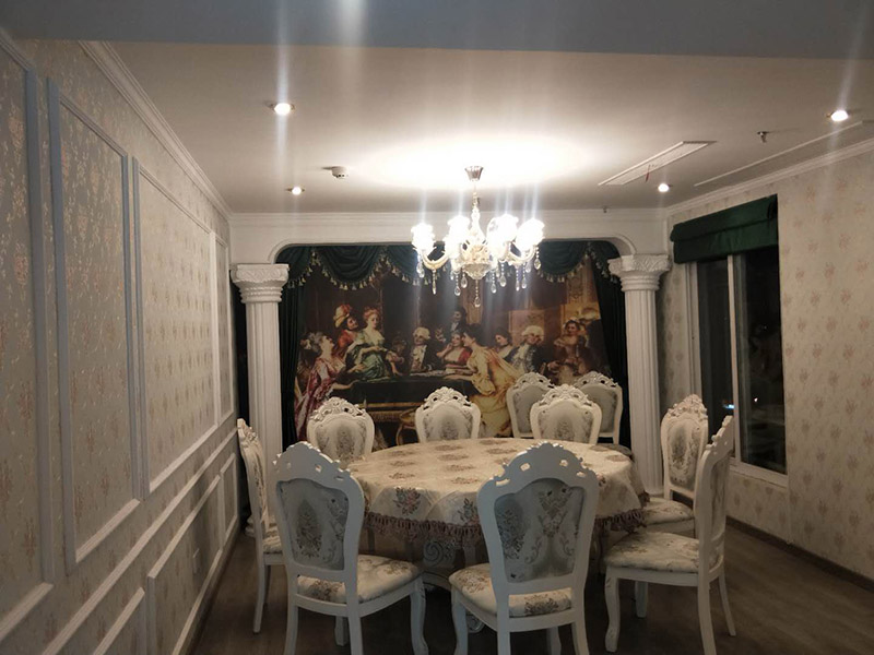 各類燈具安裝：先買好需要安裝的燈具，如果安裝的燈具比較高，需要準備好一個人字梯。安裝前要把電源總閘關閉，然后再把燈具放在要安裝的位置，旋緊螺絲將燈具固定在天花板上，最后打開總閘看是否有亮。安裝燈具時大多要鉆孔，所以使用沖擊鉆時要注意安全。