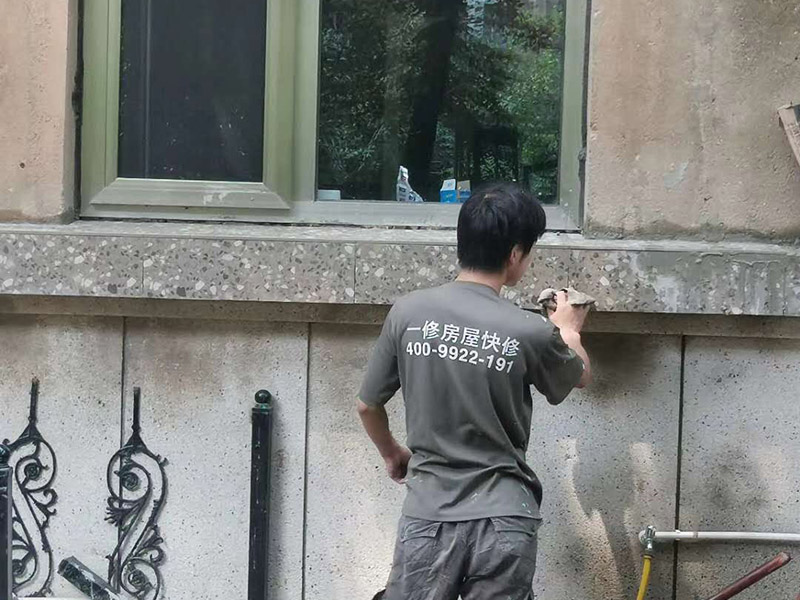 欄桿刷漆翻新：首先不能直接對(duì)生銹的欄桿刷漆，這樣達(dá)不到維護(hù)的效果，因?yàn)榛鶎硬环€(wěn)定，新刷的漆后期更容易開裂生銹的，而且這樣刷出來的欄桿表面凹凸不平不光滑，影響美觀，使用的時(shí)間也不長(zhǎng)久。不論是在刷底漆還是面漆時(shí)都要保證欄桿銜接處涂刷到位，避免出現(xiàn)不均勻現(xiàn)象。 其次在陽(yáng)臺(tái)地面做好鋪墊，只是針對(duì)欄桿局部刷漆，要防止油漆滴到地上。用鐵刷子和砂紙打磨掉殘留的漆和銹片，打磨后清理干凈再刷一層水性防銹漆起到隔離的效果。 再者刷完防銹漆底漆等干燥后再來刷面漆，面漆的顏色最好根據(jù)原欄桿的顏色來選擇。