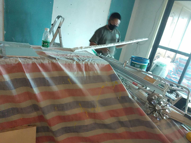 墻面貼石膏線：首先要打好墨斗直線，將石膏線條與墻、頂面粘貼處已作過乳膠漆的要鏟除去并刷界面增敲擊固底，量好尺度將挑好的石膏線（皎白細膩，光亮度高，背部平坦）依據適宜尺度做切開，用801膠和白石膏粉諧和，然后均勻的打在石膏線反面，然后依據視點貼，對花一定要聯接妥當，接口的當地一定要平坦，有縫隙的當地用白石膏粉抹平，清水做處理。 用膠水和白石膏粉調和,然后均勻的打在石膏線背面,然后根據角度貼就行了,重要的是對花,接口的地方一定要平整!