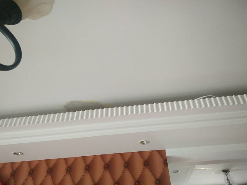頂面空鼓維修：1、對空鼓區域進行基本的處理，然后采用隔離劑對空鼓區域進行基本的處理，清理干凈殘留物品，然后抹上一層膠膜。 2、進行維修的時候一定要保持空鼓區域的濕潤性，提前一天進行處理，然后在開始之前要進行灑水處理。 3、為了保險起見，我們需要進行封層抹灰的清理方面，第一次抹灰的時候，一定要抹實，以薄為主要，帶底灰完成之后，等一會就可以進行二次抹灰了，第二次抹灰以厚度為主要，同時要注意平整性處理，處理完之后等待七八成晾干的情況下，就可以進行最后一步工作了，進行最后的抹灰處理，一般整體厚度不超過15mm就行了。
