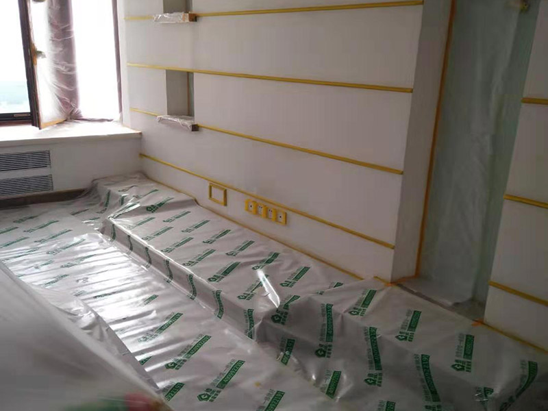 全屋裝修保護:入戶門扇用公司統一的門貼進行全面包裹保護，用透明膠帶將保護膜粘貼牢固平整。 用標準保護膜將門框三面保護完整并固定牢固。 工程完工后拆除保護膜時如果有粘貼時的膠痕，應用酒精或專用的清污劑清除膠痕。 飾面板進場后對其封兩遍以上清漆并打對放置。 家具制作后，用報紙折成U字型將柜子內部進行保護。 涉及色漆或擦色作業時，應將柜門拆除后噴漆或擦色，避免造成顏色交叉污染。