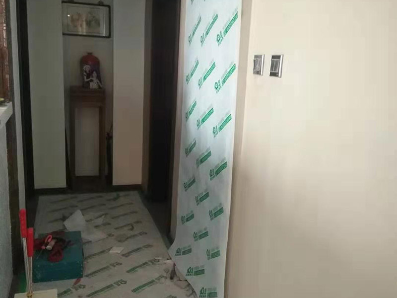入戶現場地面保護：入戶門的保護 各種裝修物料的進場以及各種建筑裝修的清理，都會經過入戶門，這些物品在搬運的過程中，與入戶門發生磕碰、摩擦的機率大大增加，所以，第一個需要做好成品保護的地方就是我們的入戶門。建議：在裝修開工前直到家具進場期間，都需要對入戶門進行保護！對于這一點，可以使用成品保護膜將門包裹。