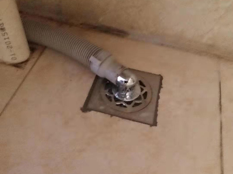更換水龍頭地漏：塑料水龍頭維修方法最常見的漏水解決方法是使用鉗子逆時針旋轉取下龍頭，在螺釘固定處順時針纏繞上五到六圈止水膠帶，隨后順時針裝上塑料水龍頭即可，這個方法行不通，就試試后面的方法。若因軸心墊片部位發(fā)生磨損導致漏水，則可使用老虎鉗取下壓蓋，用鑷子夾出軸心墊片，更換一個新的就好了，一般的五金店都會有軸心墊片賣。若想更換三角密封墊，則可以用螺絲刀轉動栓頭上的螺絲，取下后再取下壓蓋，三角密封墊就在壓蓋的內(nèi)側，更換就行了。若是接管的結合部位漏水現(xiàn)象嚴重，只用螺絲刀扭緊蓋型螺帽即可，如果不能解決問題，那就只好將U型密封墊更換成新的。止水磁盤的故障不容易維修，需要完全拆解龍頭進行清理，出現(xiàn)這種故障多是當?shù)刈詠硭粔蚋蓛魞?nèi)存砂石的緣故。如果發(fā)現(xiàn)膠墊出現(xiàn)了毀損，一定要立即更換。