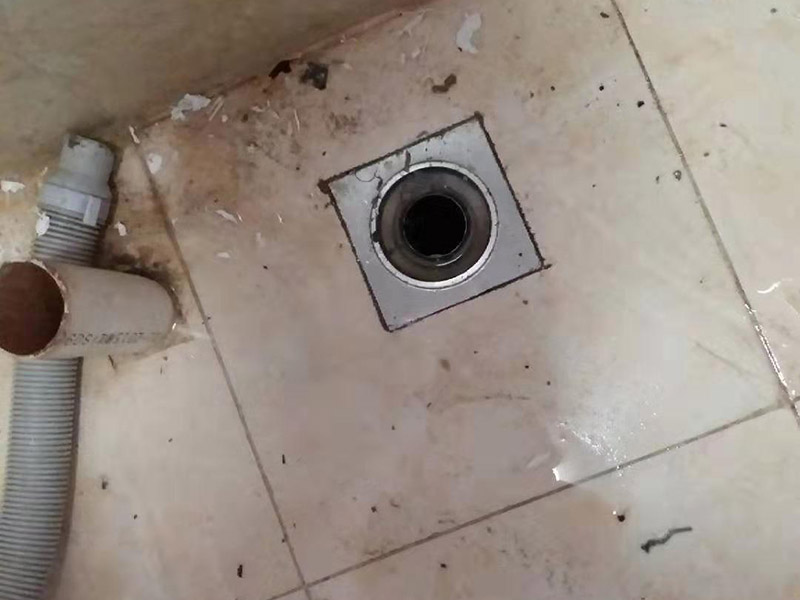 更換水龍頭地漏：塑料水龍頭維修方法最常見的漏水解決方法是使用鉗子逆時針旋轉取下龍頭，在螺釘固定處順時針纏繞上五到六圈止水膠帶，隨后順時針裝上塑料水龍頭即可，這個方法行不通，就試試后面的方法。若因軸心墊片部位發(fā)生磨損導致漏水，則可使用老虎鉗取下壓蓋，用鑷子夾出軸心墊片，更換一個新的就好了，一般的五金店都會有軸心墊片賣。若想更換三角密封墊，則可以用螺絲刀轉動栓頭上的螺絲，取下后再取下壓蓋，三角密封墊就在壓蓋的內(nèi)側，更換就行了。若是接管的結合部位漏水現(xiàn)象嚴重，只用螺絲刀扭緊蓋型螺帽即可，如果不能解決問題，那就只好將U型密封墊更換成新的。止水磁盤的故障不容易維修，需要完全拆解龍頭進行清理，出現(xiàn)這種故障多是當?shù)刈詠硭粔蚋蓛魞?nèi)存砂石的緣故。如果發(fā)現(xiàn)膠墊出現(xiàn)了毀損，一定要立即更換。