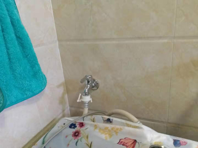 更換水龍頭地漏：塑料水龍頭維修方法最常見的漏水解決方法是使用鉗子逆時針旋轉取下龍頭，在螺釘固定處順時針纏繞上五到六圈止水膠帶，隨后順時針裝上塑料水龍頭即可，這個方法行不通，就試試后面的方法。若因軸心墊片部位發(fā)生磨損導致漏水，則可使用老虎鉗取下壓蓋，用鑷子夾出軸心墊片，更換一個新的就好了，一般的五金店都會有軸心墊片賣。若想更換三角密封墊，則可以用螺絲刀轉動栓頭上的螺絲，取下后再取下壓蓋，三角密封墊就在壓蓋的內(nèi)側，更換就行了。若是接管的結合部位漏水現(xiàn)象嚴重，只用螺絲刀扭緊蓋型螺帽即可，如果不能解決問題，那就只好將U型密封墊更換成新的。止水磁盤的故障不容易維修，需要完全拆解龍頭進行清理，出現(xiàn)這種故障多是當?shù)刈詠硭粔蚋蓛魞?nèi)存砂石的緣故。如果發(fā)現(xiàn)膠墊出現(xiàn)了毀損，一定要立即更換。