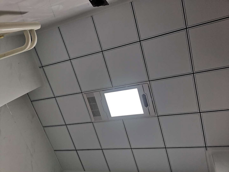 廚房衛生間翻新裝修：首先要清除舊瓷磚表面的粉塵和污垢，然后用瓷磚粘結劑在舊瓷磚上做基層批抹，批抹完畢后就可以直接貼新瓷磚。在新瓷磚背面也要薄抹粘結劑，厚度以覆蓋瓷磚背紋為準，讓新瓷磚粘得更牢固。鋪貼新瓷磚時，用橡膠錘輕敲新瓷磚邊鋪貼邊進行調整，需要注意預留膨脹縫，24小時后，等瓷磚粘結劑干透，用勾縫劑勾縫即可。