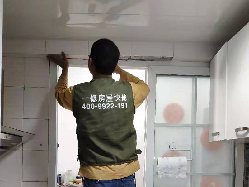 廚房門框瓷磚維修：干鋪法是將沙子和水泥按照3：1的比例混合后兌少量的水，使水泥和沙子混合到可以用手攥成團的黏稠度。將混合好的沙子水泥鋪在地面上，用一個平板把表面摸平。在瓷磚背面抹上黏稠度非常高的水泥，把瓷磚放到地面上，用橡皮錘敲實就完成了,主要用于地面瓷磚的鋪裝.。然后涂抹到用水浸泡好的瓷磚背面貼到墻面上。濕鋪發主要應用與墻面。干鋪對瓦工的技術要求高，砂漿的厚度大，因此造價就高，當然干鋪法地磚平整，不易變形，不易空鼓，效果好。濕鋪法因為砂漿中水分較多，凝固過程中水分蒸發，很容易出現一些小氣泡，使地磚與砂漿之間出現空隙，從而造成空鼓現象。