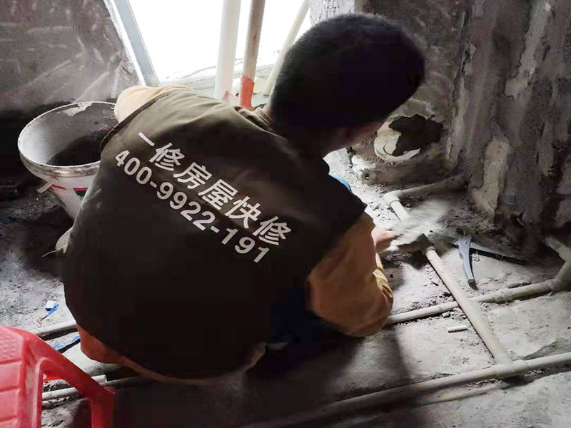 衛(wèi)生間裝修:衛(wèi)生間的整體設(shè)計(jì)，必須要結(jié)合水路與電路的安全性等基本的條件，這其中水電路改造，防水工程的施工，這就是幾個(gè)必須要考慮的基礎(chǔ)工程。而先進(jìn)行水電路改造，必須要考慮安全實(shí)用的標(biāo)準(zhǔn)，接下來(lái)就是做防水，衛(wèi)生間裝修步驟的基礎(chǔ)工程，要求高端才是足夠。 衛(wèi)生間的基礎(chǔ)工程完成之后，就要考慮主體工程，那就是墻地磚與吊頂，這些主體工程建設(shè)的過(guò)程中，可以是整體設(shè)計(jì)的亮點(diǎn)，也是土建主體的嚴(yán)謹(jǐn)性的標(biāo)準(zhǔn)。衛(wèi)生間裝修步驟主體工程墻地面與吊頂，有了基礎(chǔ)，主體施工開(kāi)始，必須要講究嚴(yán)謹(jǐn)?shù)牧鞒蹋拍苄Ч谩? width=