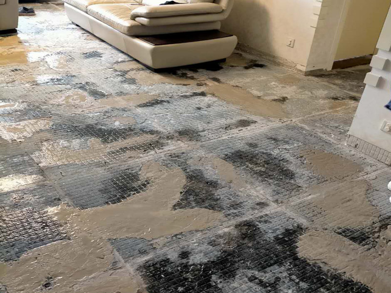 全屋地磚拆除裝修：就要先從撬開大門口的那塊地磚開始，因?yàn)槟菈K磚是有一邊露在外面的，比較容易撬開。再用扁的鑿子一片片的往里撬，如果水泥砂漿做得不是特別牢的話，可以用錘子把扁鑿敲進(jìn)地磚和水泥地面中間的縫隙里的，那樣就能把地磚整塊的撬起來。如果是地面的中間某一塊瓷磚想換掉就用錘子從正面敲碎地磚，然后將碎渣清理出來。